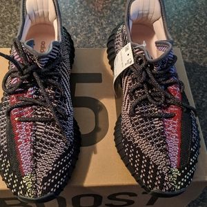 Adidas Yeezys 350 v2 model fw5190